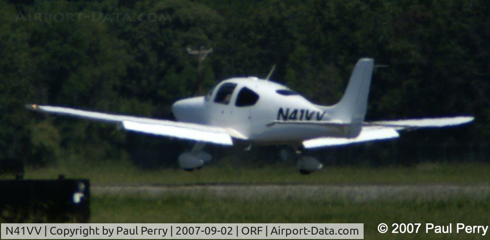 N41VV, 2004 Cirrus SR22 C/N 1231, Easing onto Runway Five