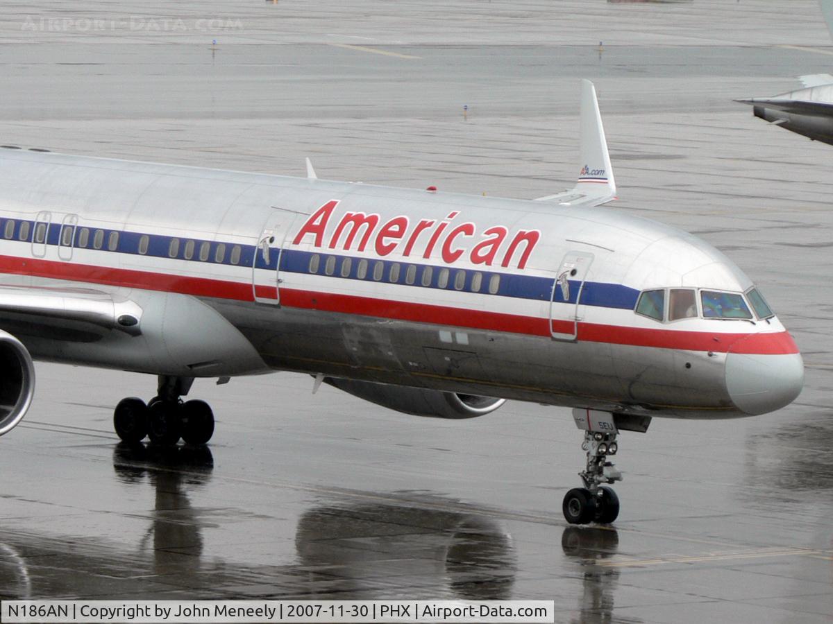 N186AN, 2001 Boeing 757-223 C/N 32380, A very wet day in Phoenix!
