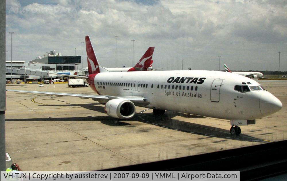 VH-TJX, 1995 Boeing 737-476 C/N 28150, VH-TJX pulls up to the boom at Melbourne Airport