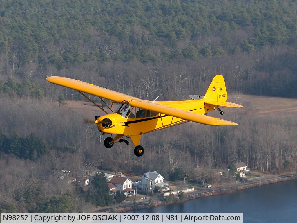 N98252, 1946 Piper J3C-65 Cub C/N 18424, Flying over South Jersey