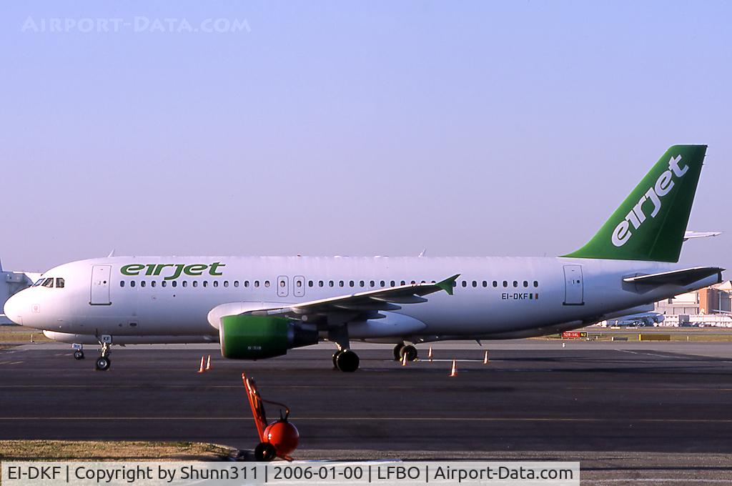 EI-DKF, 2000 Airbus A320-214 C/N 1213, Parked at the old terminal... On history now