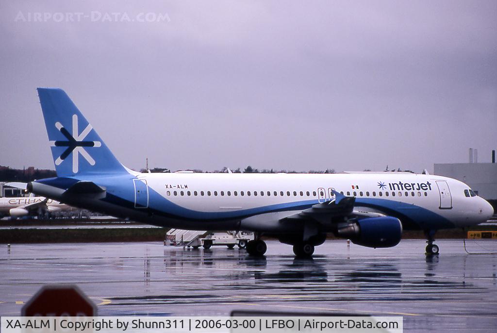 XA-ALM, 2000 Airbus A320-214 C/N 1308, Parked at the old terminal before delivery