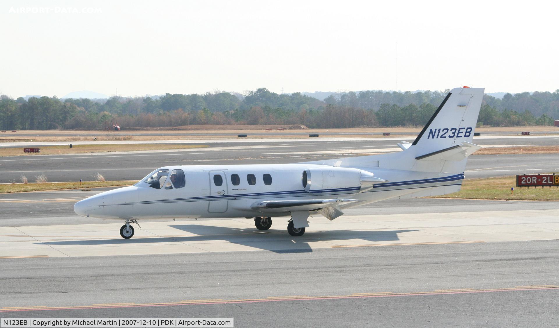 N123EB, 1977 Cessna 501 Citation I/SP C/N 501-0020, Taxing to Epps Air Service