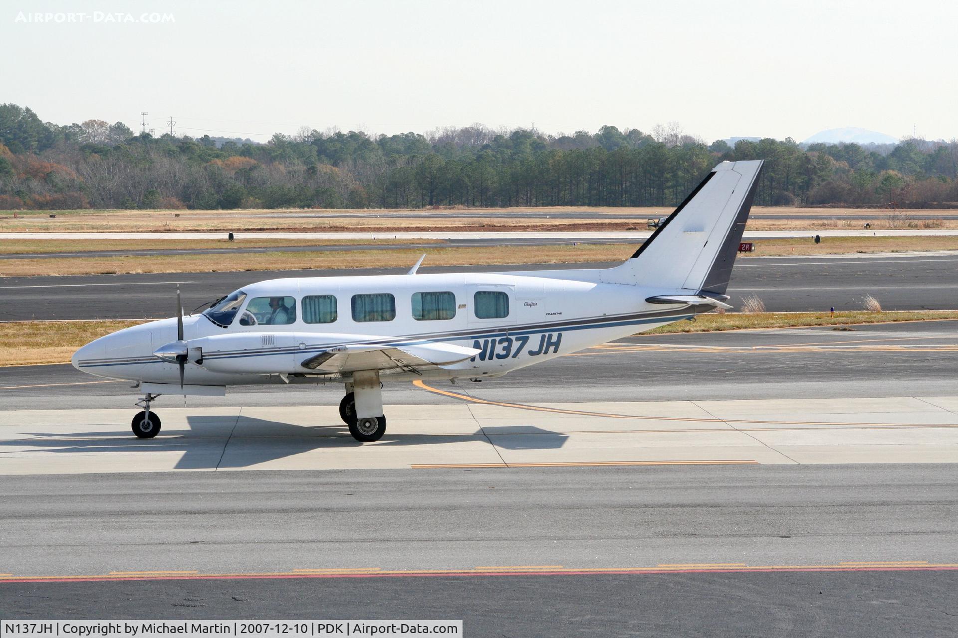 N137JH, 1981 Piper PA-31-350 Chieftain C/N 31-8252025, Taxing to Epps Air Service