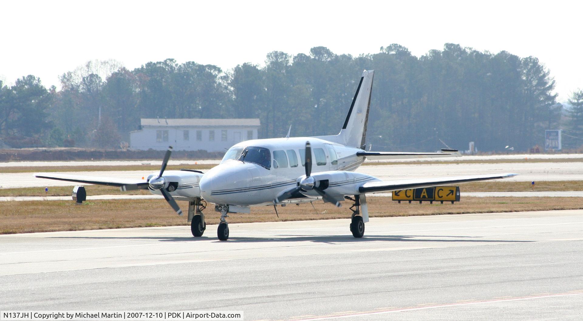N137JH, 1981 Piper PA-31-350 Chieftain C/N 31-8252025, Taxing to Epps Air Service
