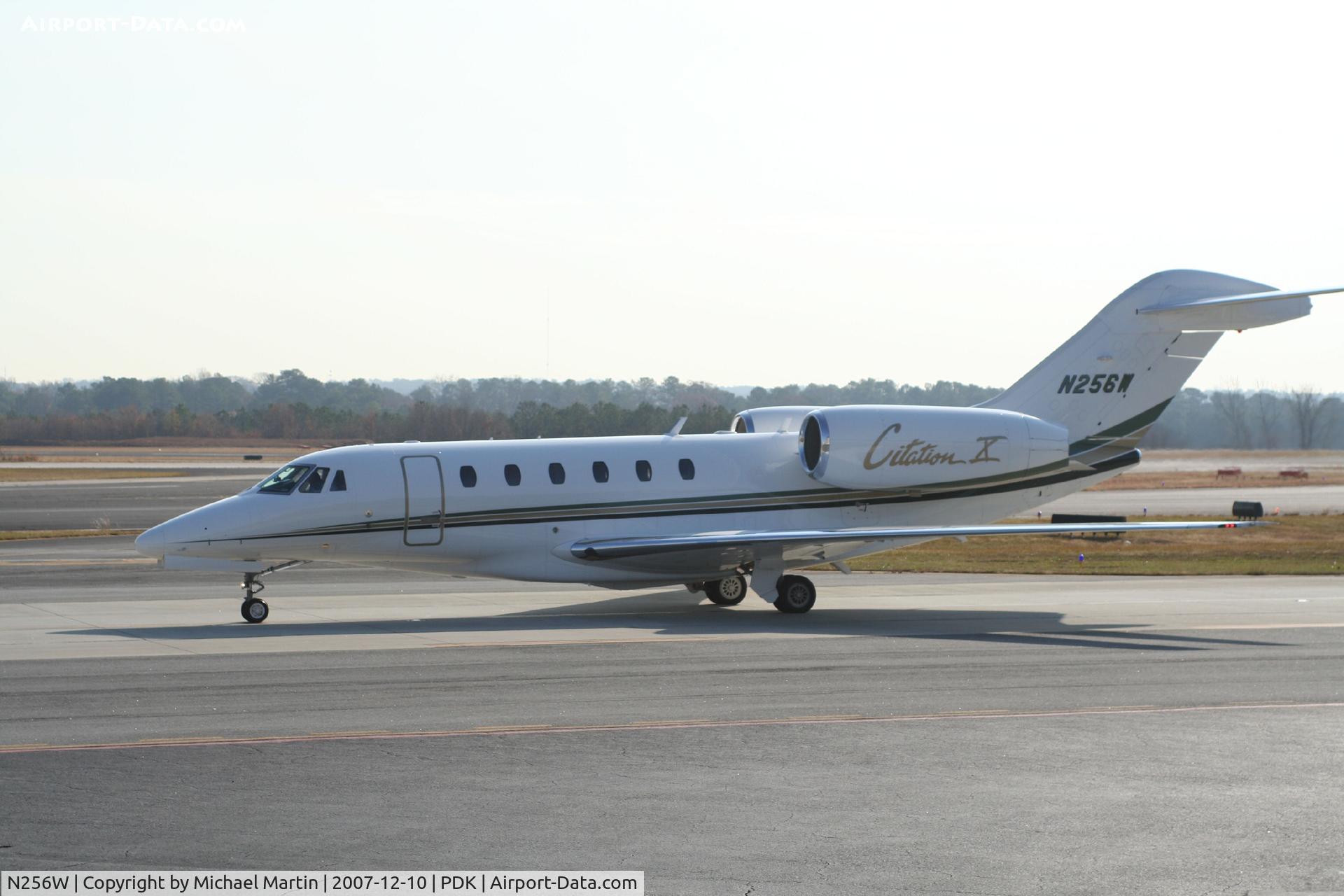 N256W, 2003 Cessna 750 Citation X C/N 750-0221, Taxing to Signature Flight Services