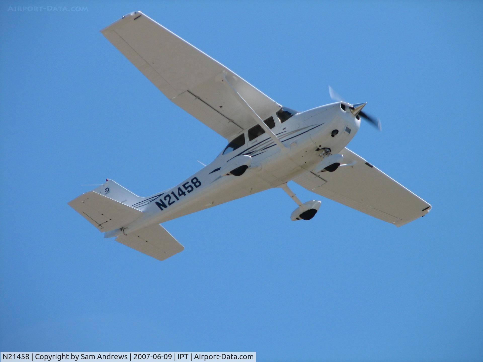 N21458, 2007 Cessna 172S C/N 172S10459, Have you ever seen a cleaner underbelly?  Departing the 2007 WRAP Fly-In