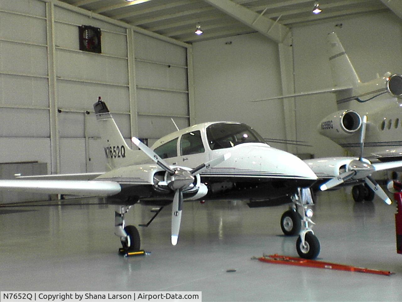 N7652Q, 1971 Cessna 310Q C/N 310Q0431, In a hangar in West Palm