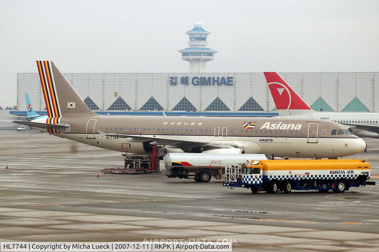 HL7744, 2006 Airbus A320-232 C/N 2808, At Busan Kimhae Airport