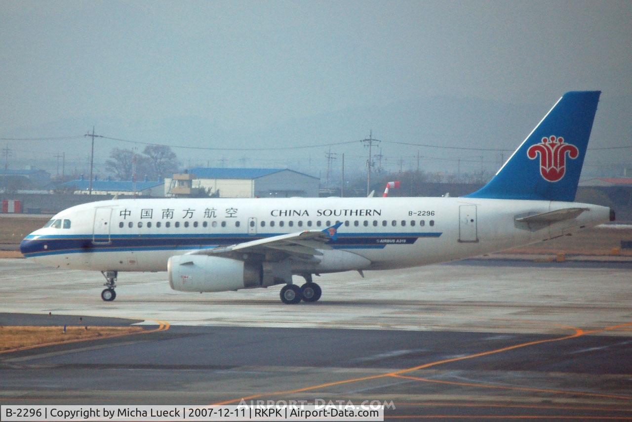 B-2296, 2005 Airbus A319-132 C/N 2426, Taxiing to the runway