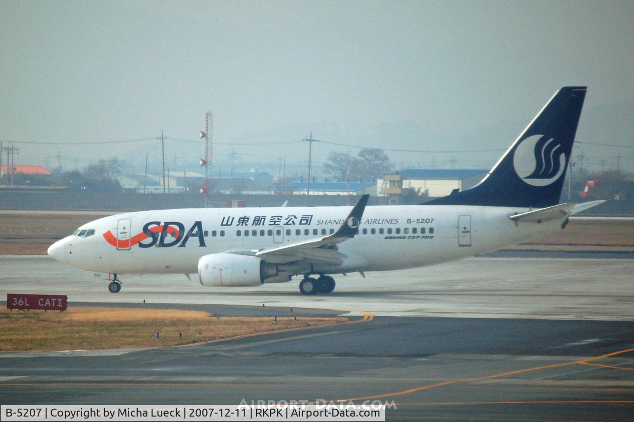 B-5207, 2005 Boeing 737-75N/W C/N 33663, Taxiing to the runway