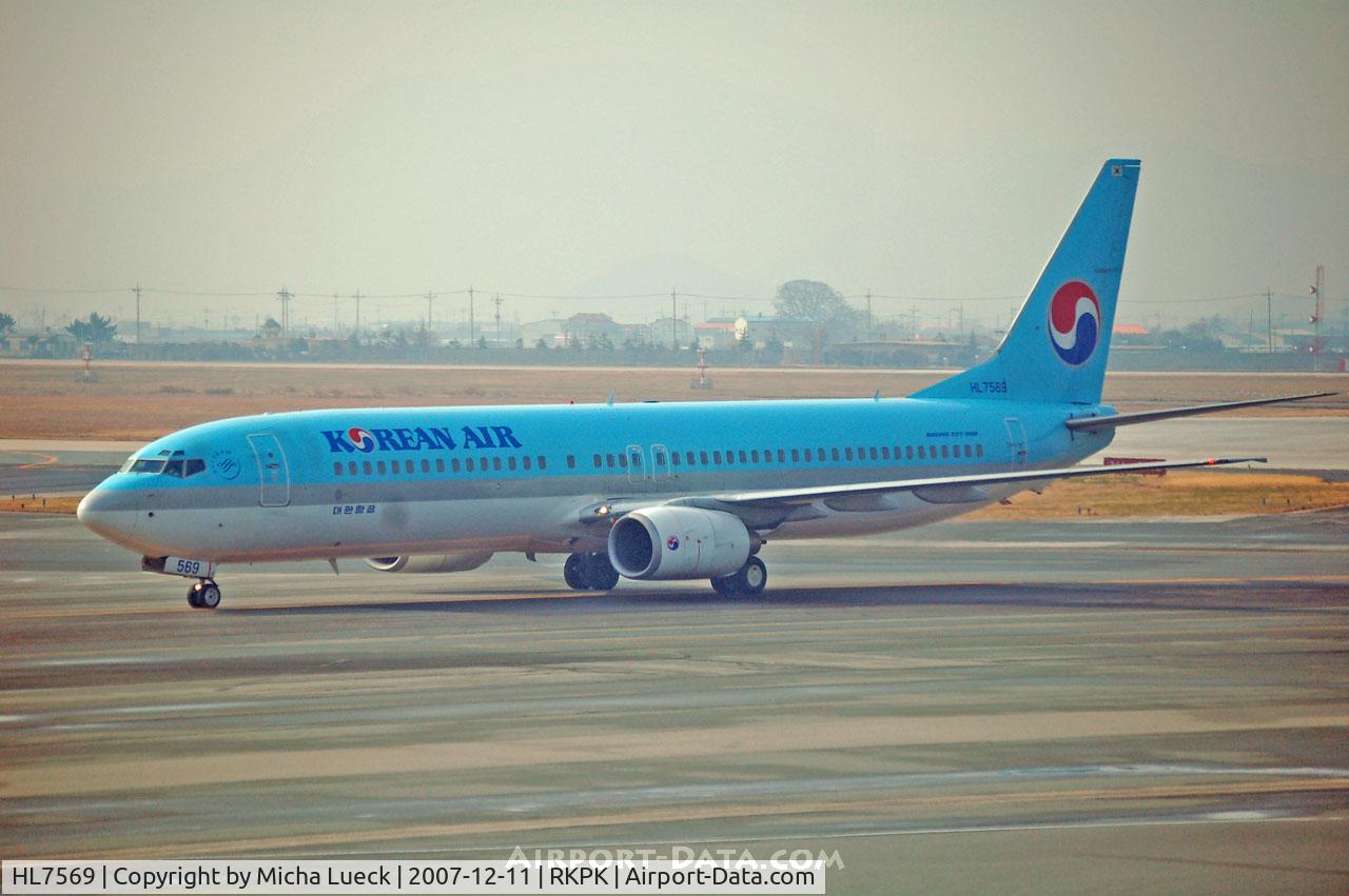 HL7569, Boeing 737-9B5 C/N 29987, Taxiing to the gate