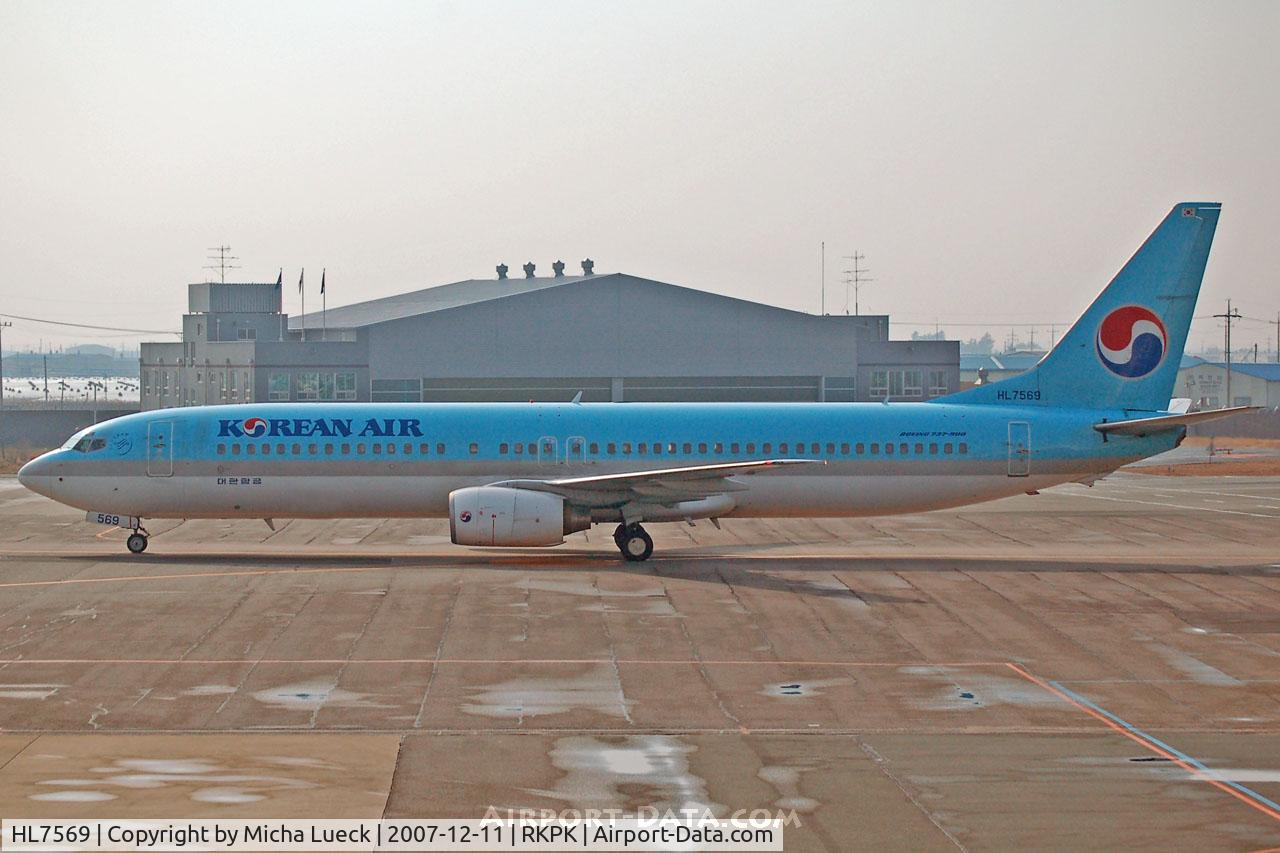HL7569, Boeing 737-9B5 C/N 29987, Taxiing to the gate