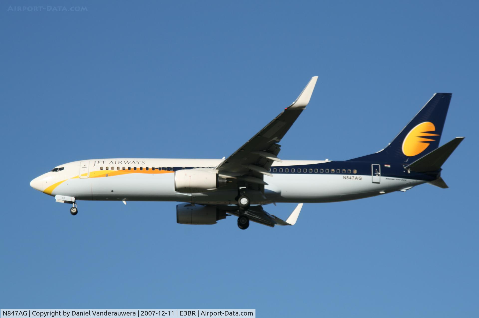 N847AG, 2007 Boeing 737-8HX C/N 36847, descending to rwy 25R