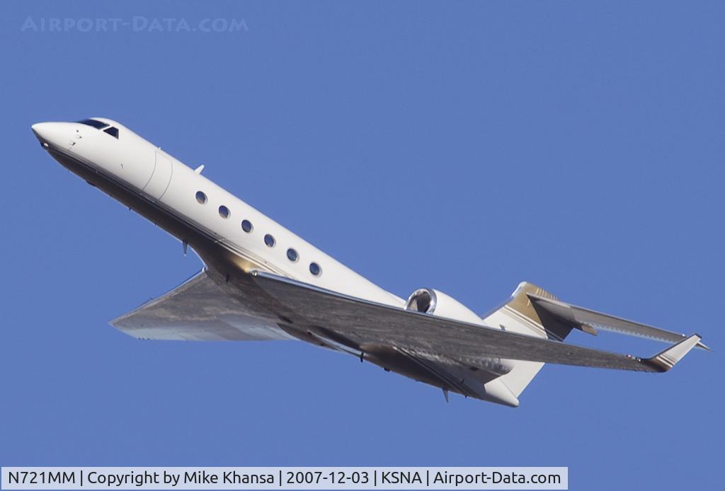 N721MM, 2000 Gulfstream Aerospace G-V C/N 613, Gulfstream G-V climbing into the blue sky.