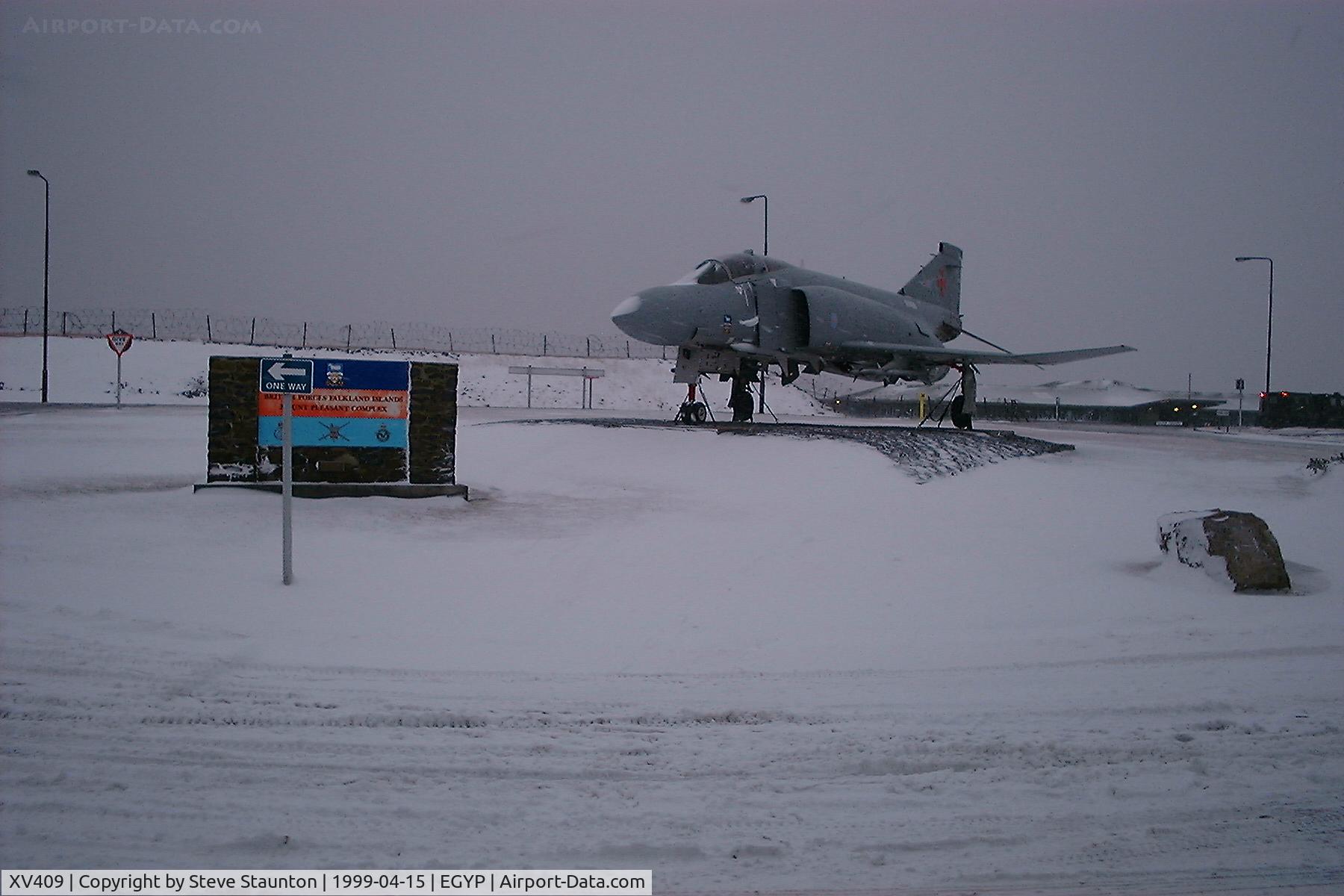 XV409, 1969 McDonnell Douglas Phantom FGR2 C/N 2995, Gate Guard, Mount Pleasant Airport, Falkland Islands