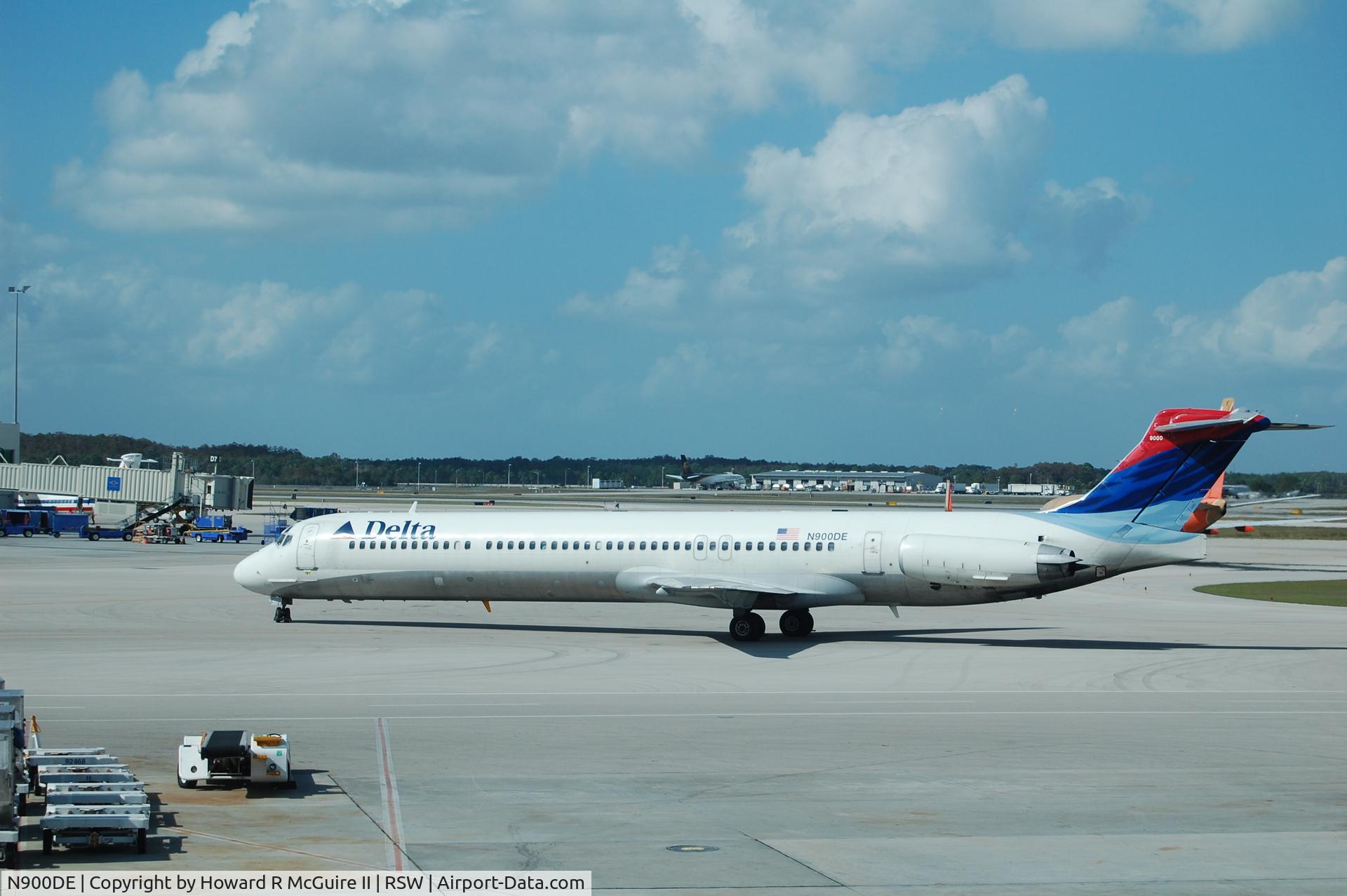 N900DE, 1992 McDonnell Douglas MD-88 C/N 53372, Taxiing at RSW airport