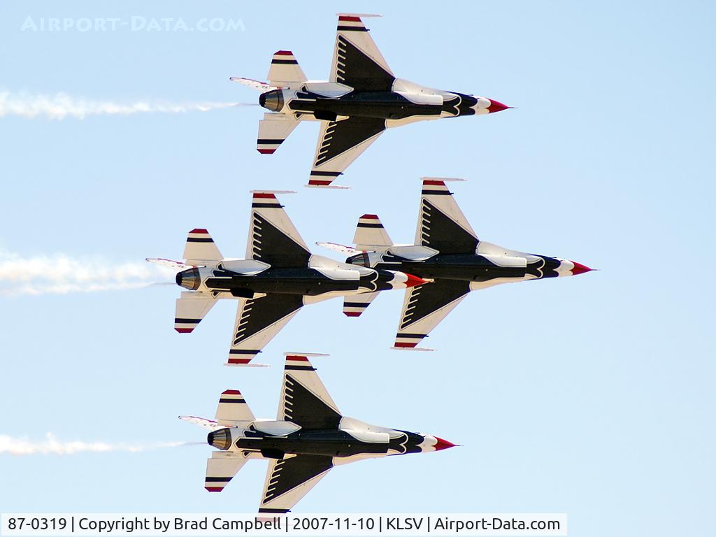 87-0319, 1987 General Dynamics F-16C Fighting Falcon C/N 5C-580, USA - Air Force / 1987 General Dynamics F-16C Fighting Falcon (Block 32J) - Thunderbird #1 - Lt. Colonel Kevin Robbins (Commander/Leader) leads the Diamond Formation.