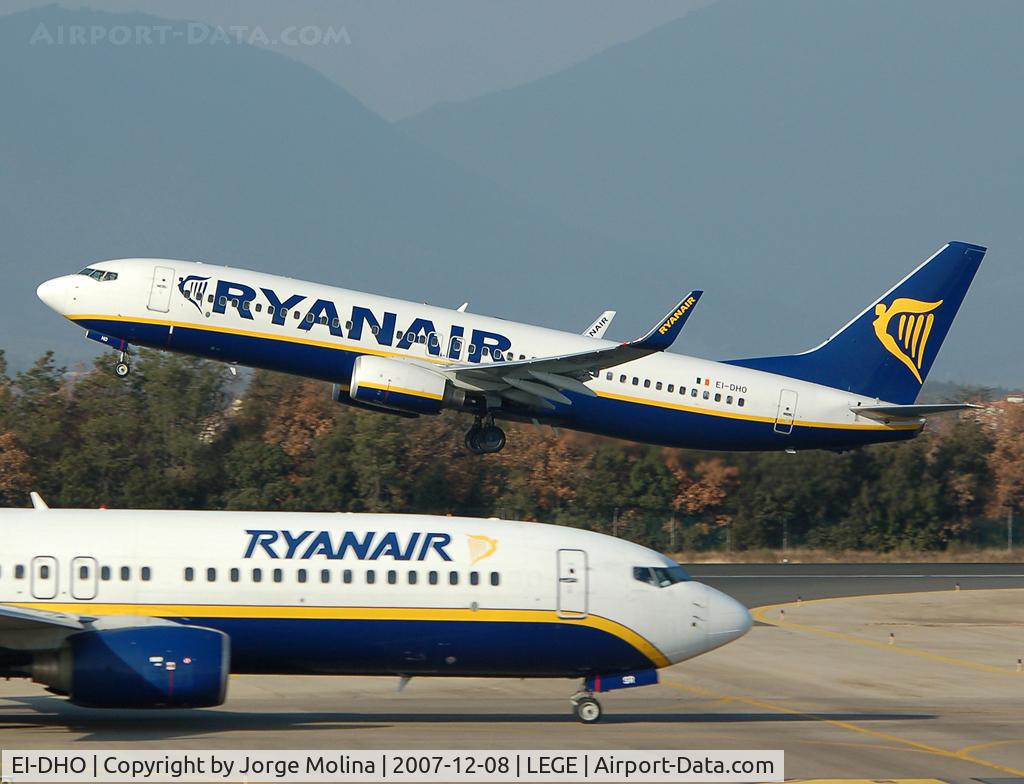 EI-DHO, 2005 Boeing 737-8AS C/N 33578, Taking off RWY 20.