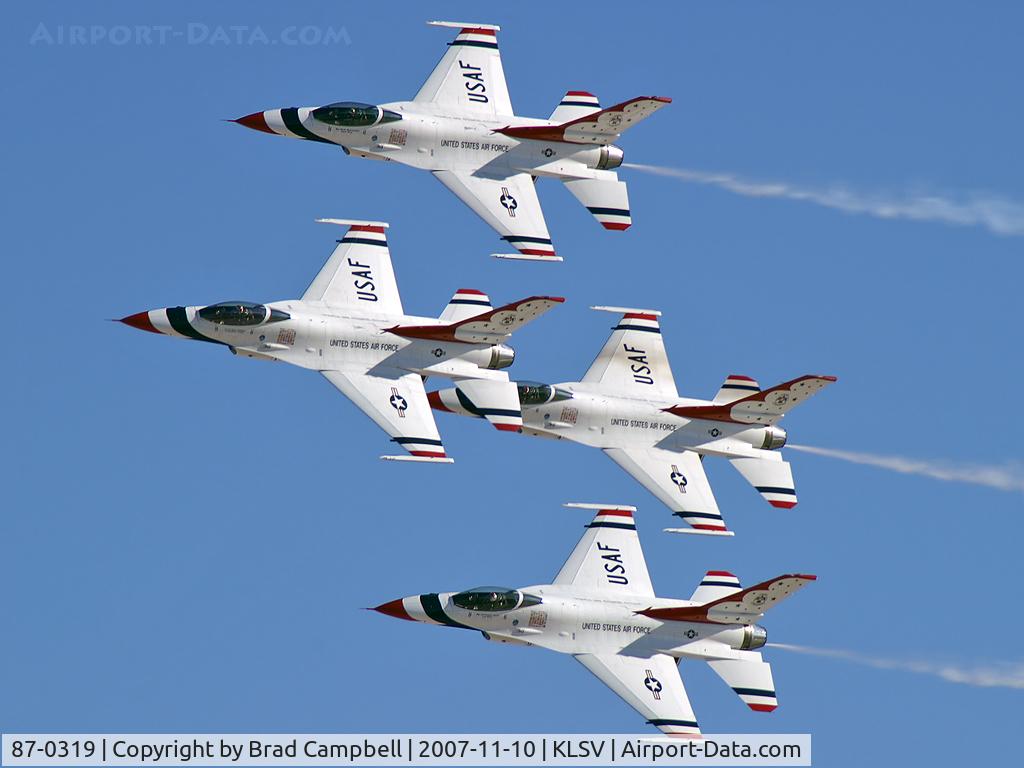 87-0319, 1987 General Dynamics F-16C Fighting Falcon C/N 5C-580, USA - Air Force / 1987 General Dynamics F-16C Fighting Falcon (Block 32J) - Thunderbird #1 - Lt. Colonel Kevin Robbins (Commander/Leader) leads the Diamond Formation.