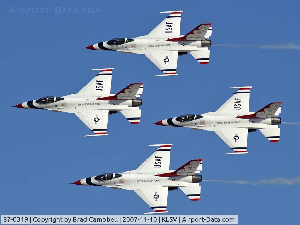 87-0319, 1987 General Dynamics F-16C Fighting Falcon C/N 5C-580, USA - Air Force / 1987 General Dynamics F-16C Fighting Falcon (Block 32J) - Thunderbird #1 - Lt. Colonel Kevin Robbins (Commander/Leader) leads the Diamond Formation.