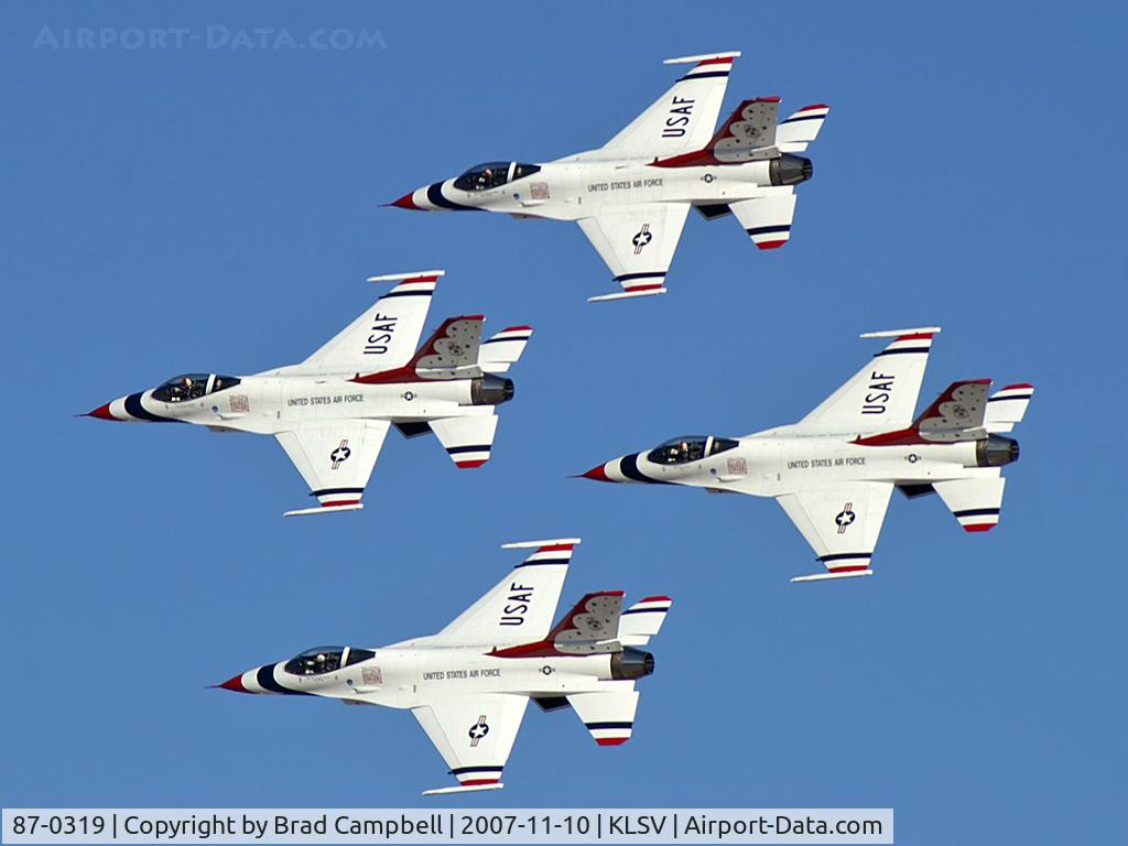 87-0319, 1987 General Dynamics F-16C Fighting Falcon C/N 5C-580, USA - Air Force / 1987 General Dynamics F-16C Fighting Falcon (Block 32J) - Thunderbird #1 - Lt. Colonel Kevin Robbins (Commander/Leader) leads the Diamond Formation.