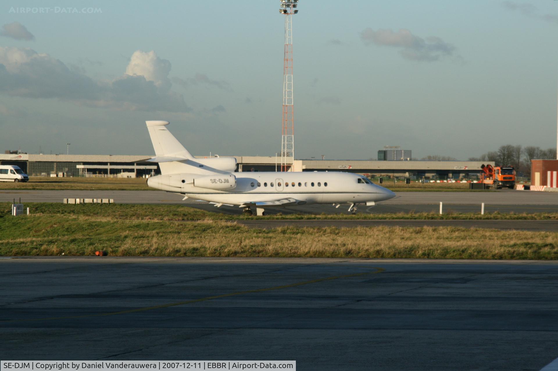 SE-DJM, 2002 Dassault Falcon 900EX C/N 106, leaving General Aviation apron