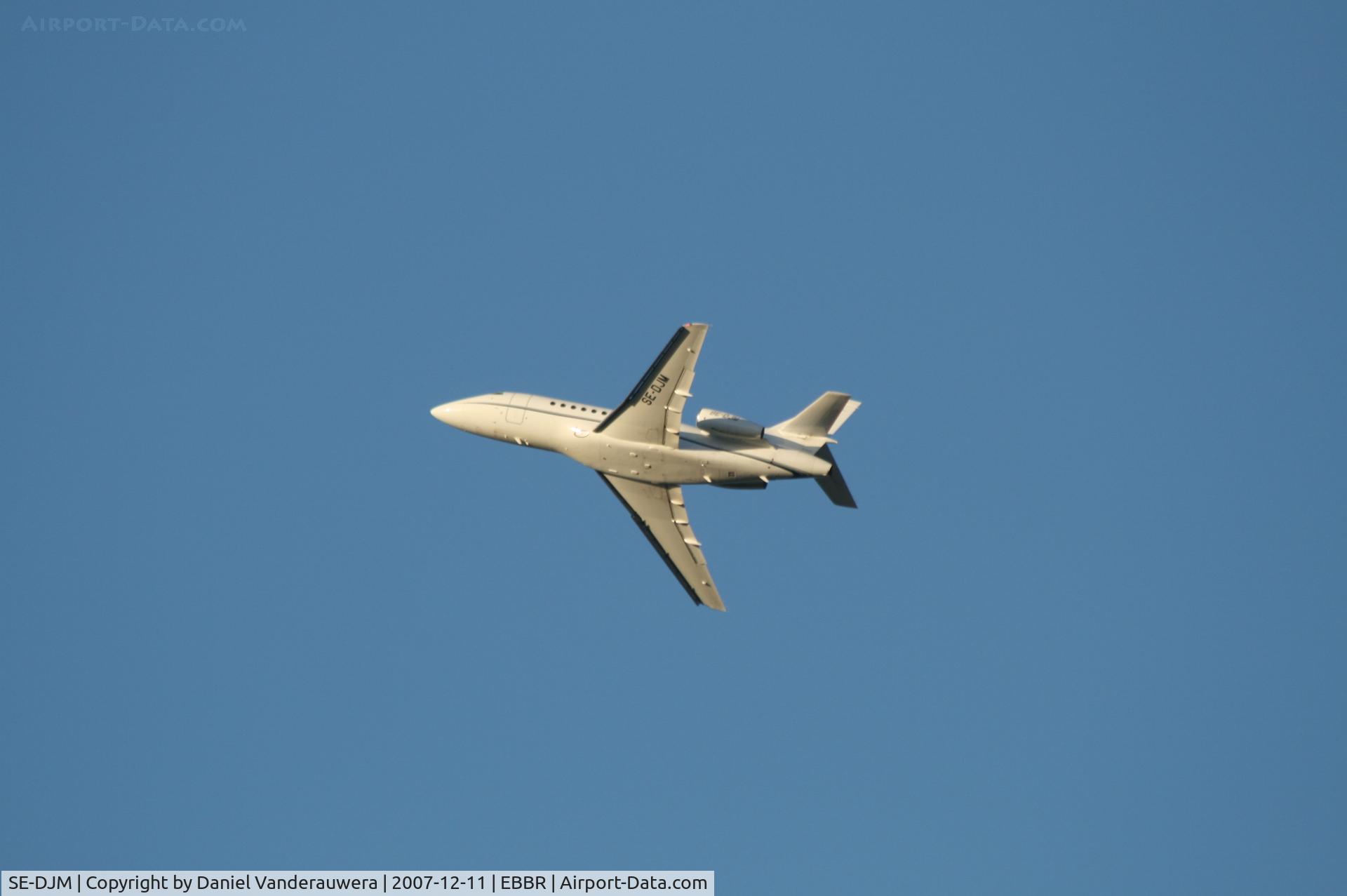 SE-DJM, 2002 Dassault Falcon 900EX C/N 106, taking off from rwy 25R