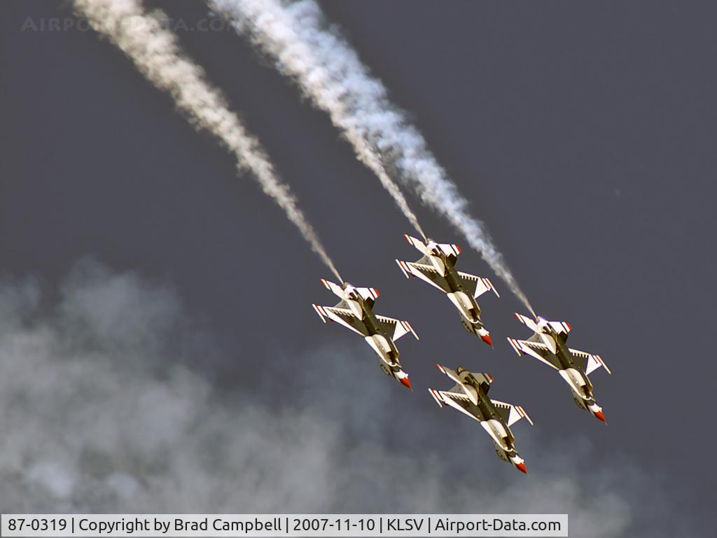 87-0319, 1987 General Dynamics F-16C Fighting Falcon C/N 5C-580, USA - Air Force / 1987 General Dynamics F-16C Fighting Falcon (Block 32J) - Thunderbird #1 - Lt. Colonel Kevin Robbins (Commander/Leader) leads the Diamond Formation.