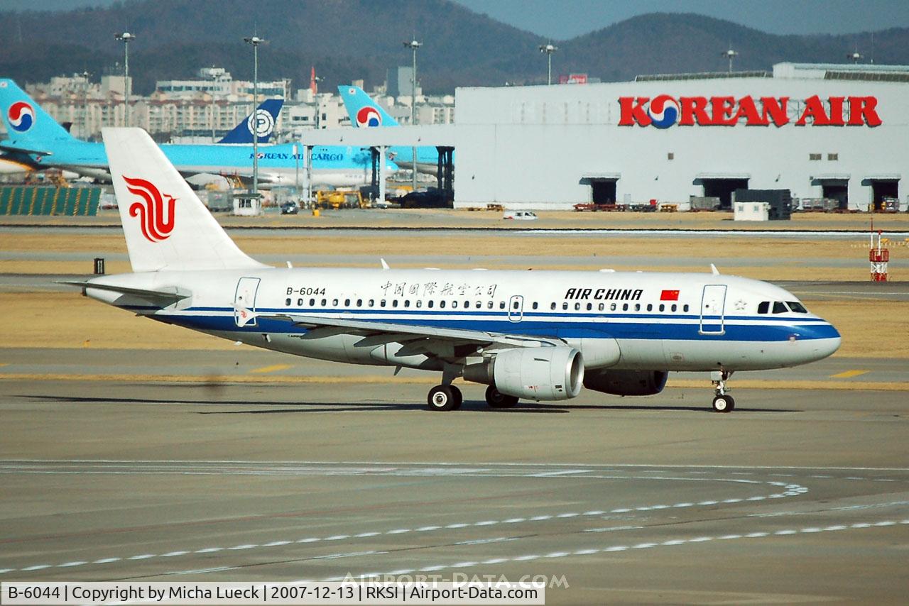 B-6044, 2005 Airbus A319-115 C/N 2532, Taxiing to the runway