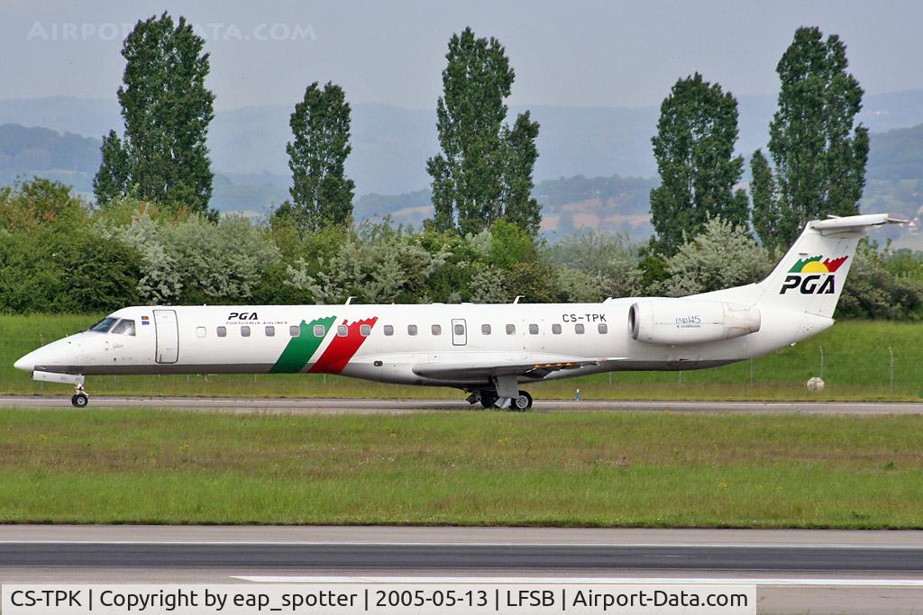 CS-TPK, 1998 Embraer EMB-145EP (ERJ-145EP) C/N 145041, taxi on bravo