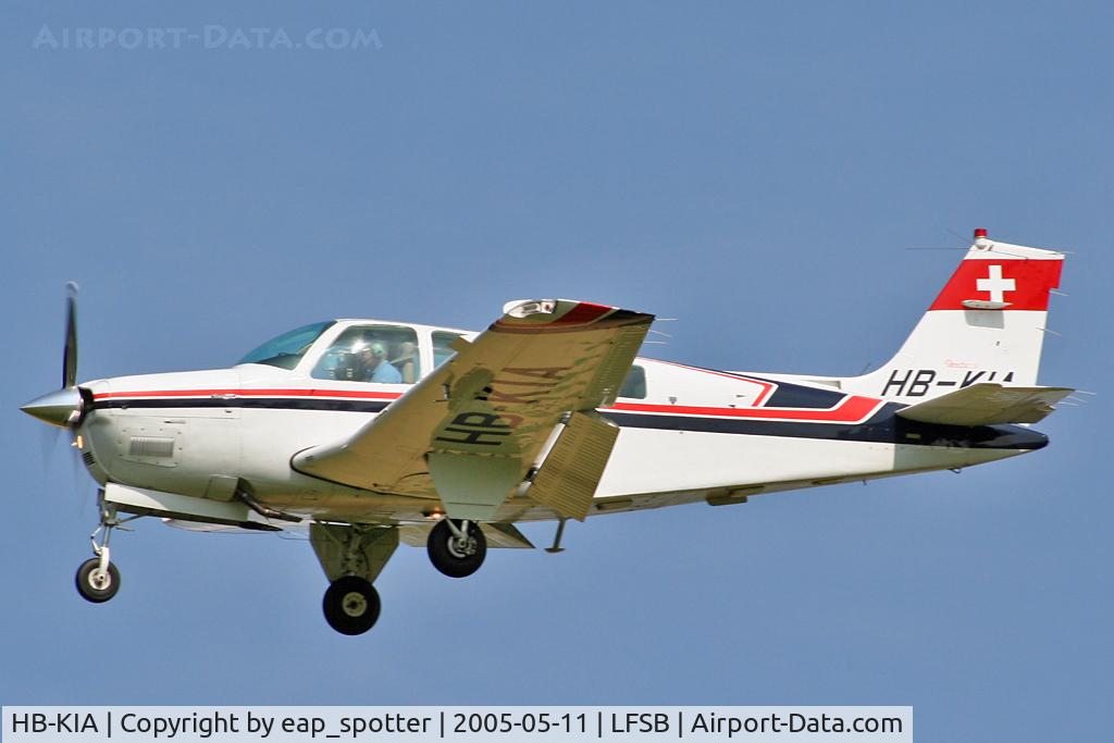 HB-KIA, 1990 Beech A36 Bonanza 36 Bonanza 36 C/N E-2522, landing on rwy 34