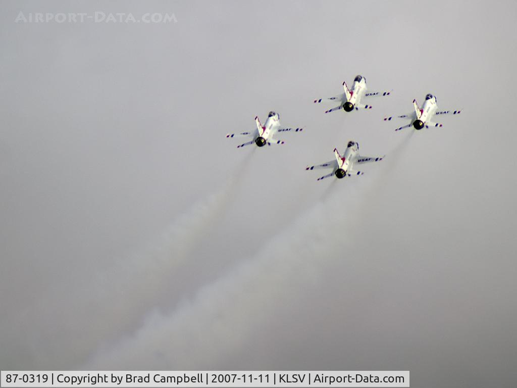 87-0319, 1987 General Dynamics F-16C Fighting Falcon C/N 5C-580, USA - Air Force / 1987 General Dynamics F-16C Fighting Falcon (Block 32J) - Thunderbird #1 - Lt. Colonel Kevin Robbins (Commander/Leader) leads the Diamond Formation.