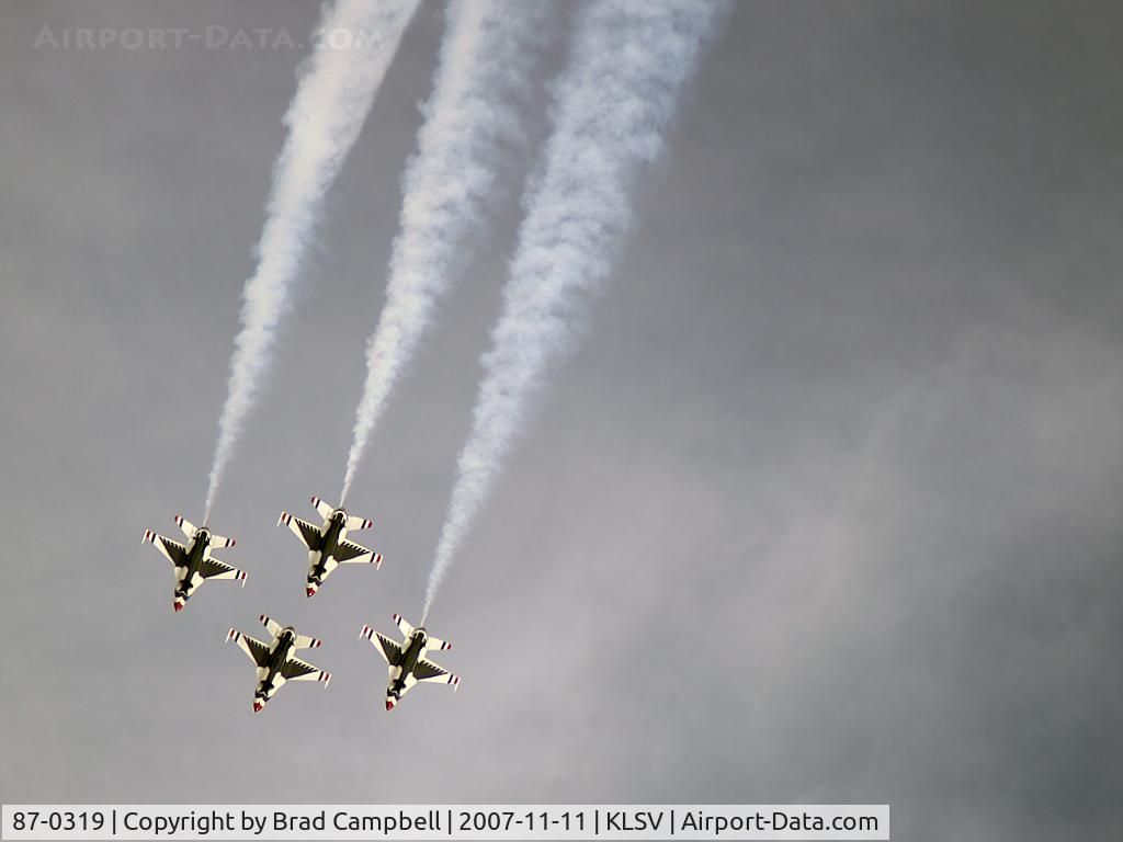87-0319, 1987 General Dynamics F-16C Fighting Falcon C/N 5C-580, USA - Air Force / 1987 General Dynamics F-16C Fighting Falcon (Block 32J) - Thunderbird #1 - Lt. Colonel Kevin Robbins (Commander/Leader) leads the Diamond Formation.