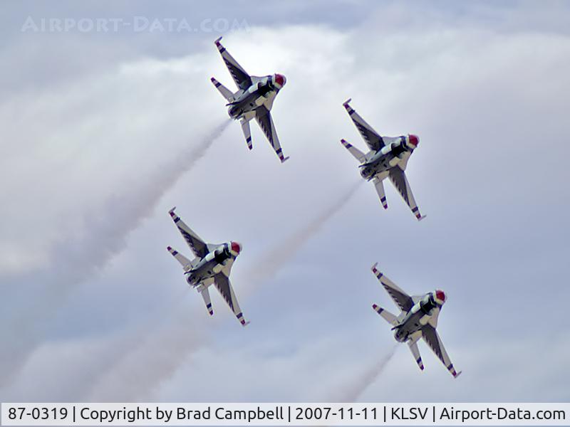 87-0319, 1987 General Dynamics F-16C Fighting Falcon C/N 5C-580, USA - Air Force / 1987 General Dynamics F-16C Fighting Falcon (Block 32J) - Thunderbird #1 - Lt. Colonel Kevin Robbins (Commander/Leader) leads the Diamond Formation.