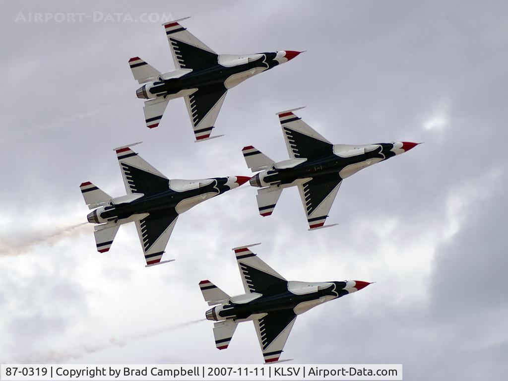 87-0319, 1987 General Dynamics F-16C Fighting Falcon C/N 5C-580, USA - Air Force / 1987 General Dynamics F-16C Fighting Falcon (Block 32J) - Thunderbird #1 - Lt. Colonel Kevin Robbins (Commander/Leader) leads the Diamond Formation.