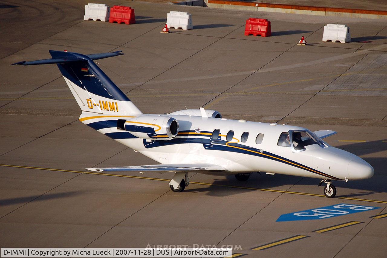 D-IMMI, 1999 Cessna 525 CitationJet CJ1 C/N 525-0303, Taxiing to the runway