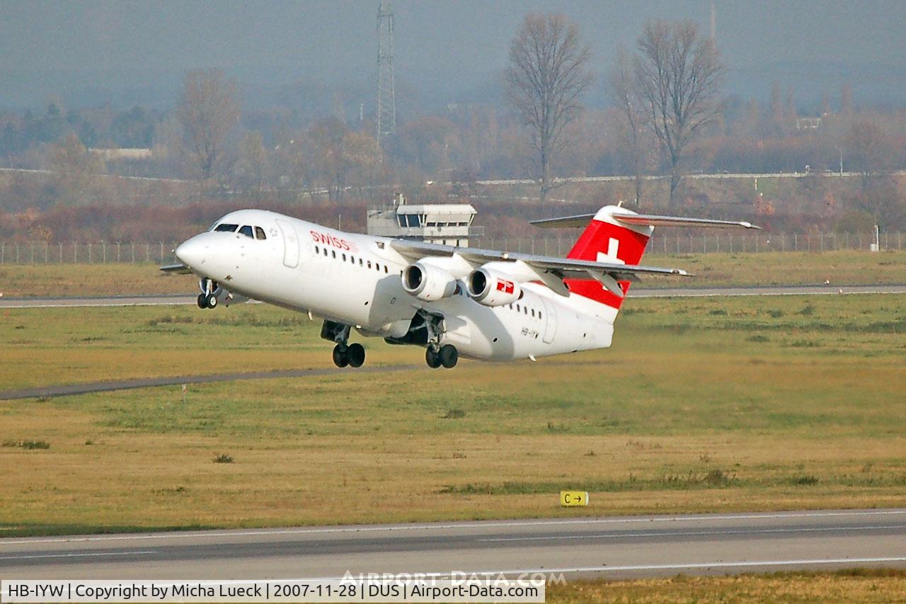 HB-IYW, 1999 British Aerospace Avro 146-RJ100 C/N E3359, Taking off