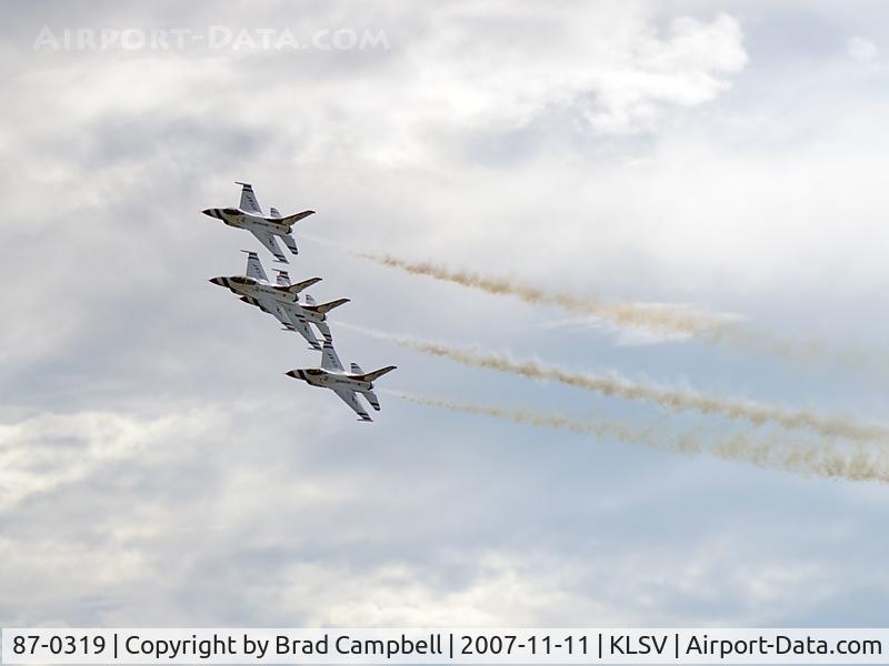 87-0319, 1987 General Dynamics F-16C Fighting Falcon C/N 5C-580, USA - Air Force / 1987 General Dynamics F-16C Fighting Falcon (Block 32J) - Thunderbird #1 - Lt. Colonel Kevin Robbins (Commander/Leader) leads the Diamond Formation.