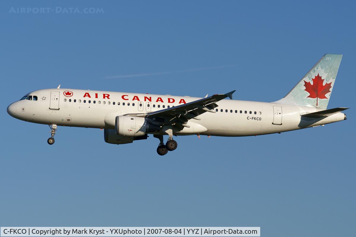 C-FKCO, 1991 Airbus A320-211 C/N 277, Short final for RWY05.