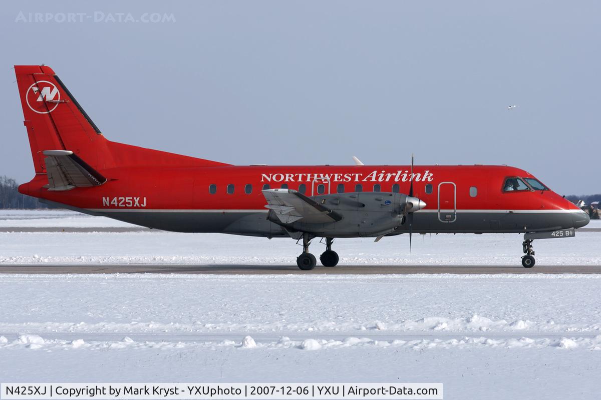 N425XJ, 1997 Saab 340B C/N 340B-425, Taxiing on Golf.