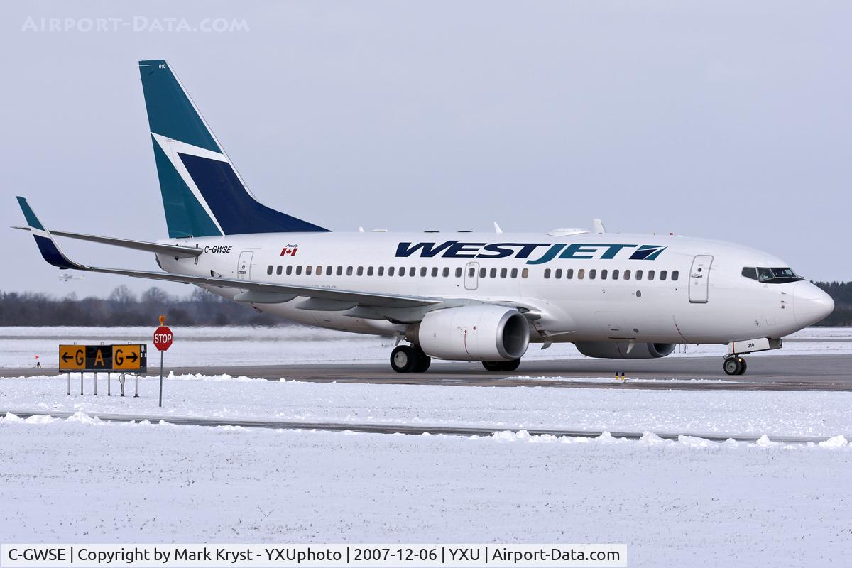 C-GWSE, 2002 Boeing 737-76N C/N 33379, Taxiing on Golf after arriving via RWY33.