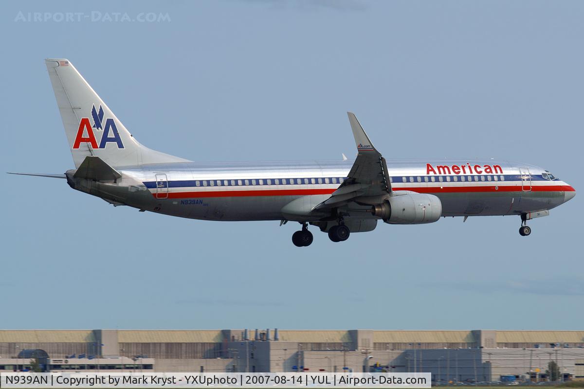 N939AN, 2000 Boeing 737-823 C/N 30083, Landing via RWY24R.