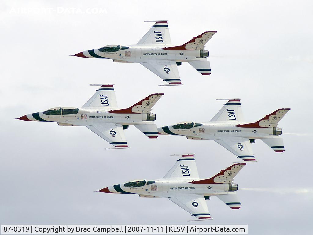87-0319, 1987 General Dynamics F-16C Fighting Falcon C/N 5C-580, USA - Air Force / 1987 General Dynamics F-16C Fighting Falcon (Block 32J) - Thunderbird #1 - Lt. Colonel Kevin Robbins (Commander/Leader) leads the Diamond Formation.