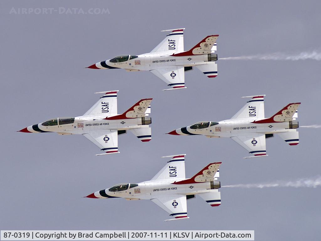 87-0319, 1987 General Dynamics F-16C Fighting Falcon C/N 5C-580, USA - Air Force / 1987 General Dynamics F-16C Fighting Falcon (Block 32J) - Thunderbird #1 - Lt. Colonel Kevin Robbins (Commander/Leader) leads the Diamond Formation.