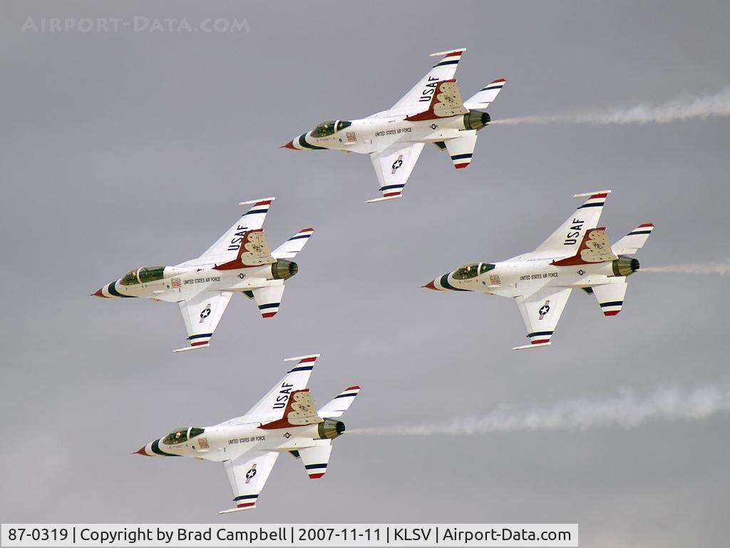 87-0319, 1987 General Dynamics F-16C Fighting Falcon C/N 5C-580, USA - Air Force / 1987 General Dynamics F-16C Fighting Falcon (Block 32J) - Thunderbird #1 - Lt. Colonel Kevin Robbins (Commander/Leader) leads the Diamond Formation.