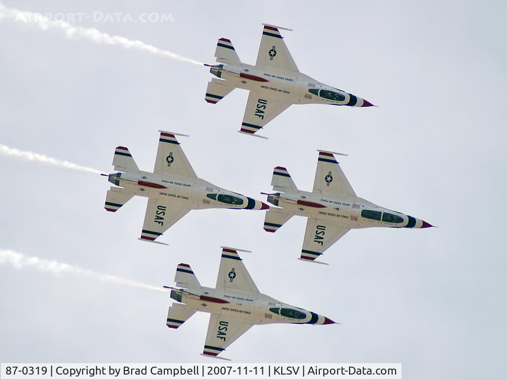87-0319, 1987 General Dynamics F-16C Fighting Falcon C/N 5C-580, USA - Air Force / 1987 General Dynamics F-16C Fighting Falcon (Block 32J) - Thunderbird #1 - Lt. Colonel Kevin Robbins (Commander/Leader) leads the Diamond Formation.