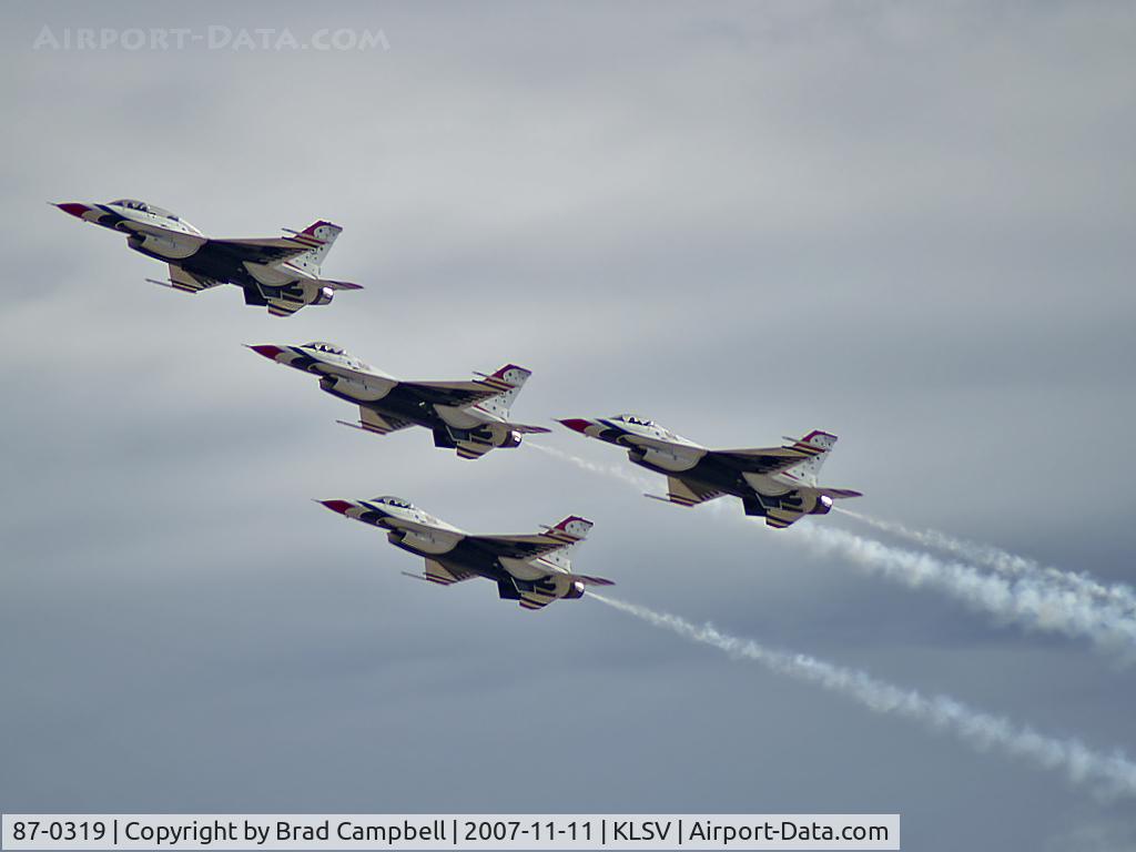 87-0319, 1987 General Dynamics F-16C Fighting Falcon C/N 5C-580, USA - Air Force / 1987 General Dynamics F-16C Fighting Falcon (Block 32J) - Thunderbird #1 - Lt. Colonel Kevin Robbins (Commander/Leader) leads the Diamond Formation.