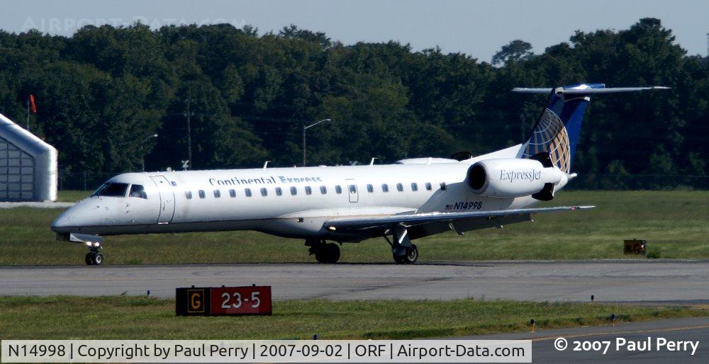 N14998, 2000 Embraer ERJ-145LR (EMB-145LR) C/N 145302, Slowing rapidly, with her diverter buckets still open