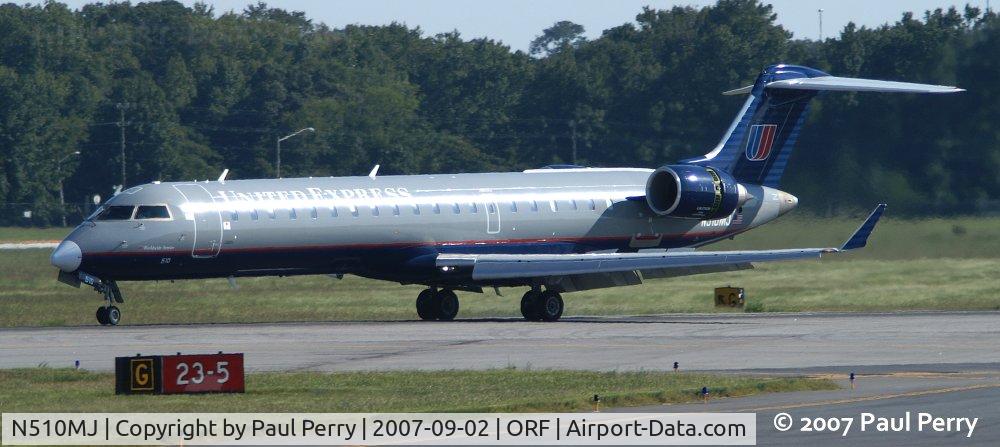 N510MJ, 2003 Bombardier CRJ-700 (CL-600-2C10) Regional Jet C/N 10101, Taxiing in, just before closing the buckets